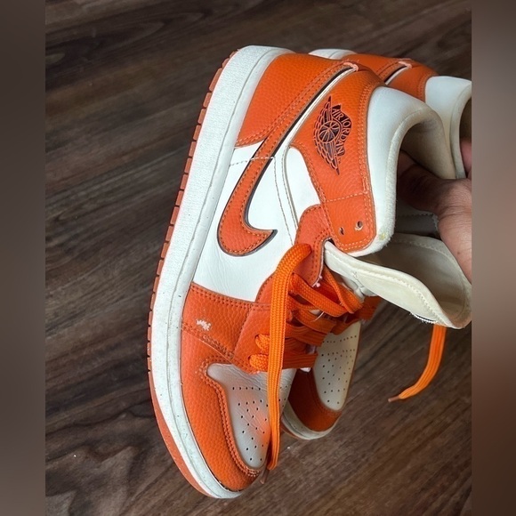 Air Jordan 1 Mid SE. - Picture 8 of 13